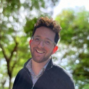Elias Dalferth vor einem Hintergrund mit B�umen, Projektmanager