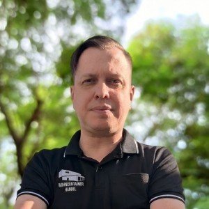 Kordian Gajda vor einem Hintergrund mit B�umen