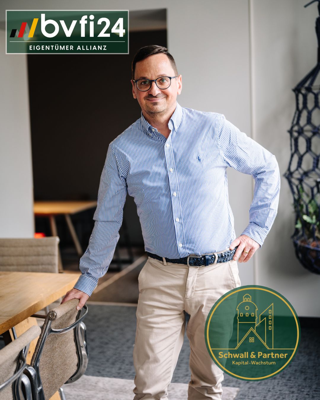 Michael Schwall in blauem Hemd im Besprechungssaal von Schwall & Partner Michael Schwall in blauem Hemd im Besprechungssaal von Schwall & Partner