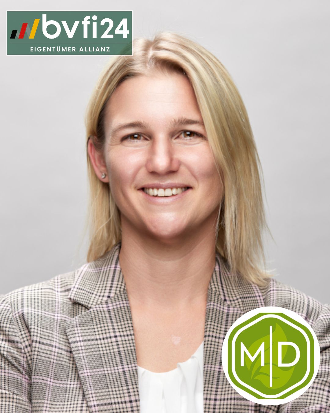 Jessica Deutsch von Manufaktur Deutsch vor grauem neutralem Hintergrund Jessica Deutsch von Manufaktur Deutsch vor grauem neutralem Hintergrund