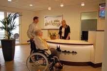 Empfang mit freundlichen Mitarbeiter*innen Zwei Premium-Pflegeappartements inkl. bevorzugtem Belegungsrecht f�r Ihre Altersvorsorge zum Verkauf